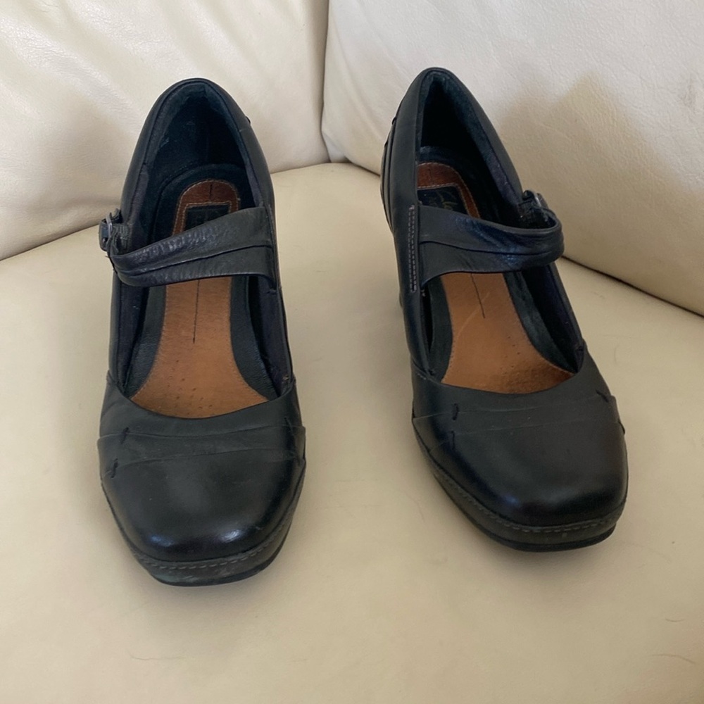 Black wedge belts size 10 and Clark artisan